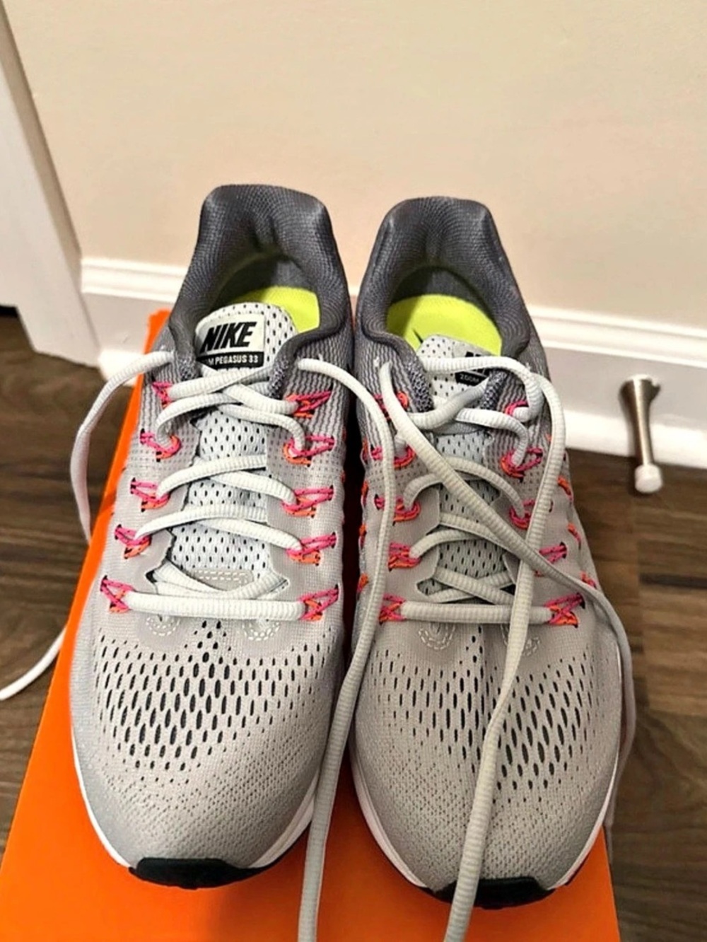 NWT Nike Air Zoom Pegasus 33 Athletic Shoes Gray & Pink US 9